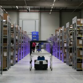 Využití robotů k řízení toku materiálu ve výrobě